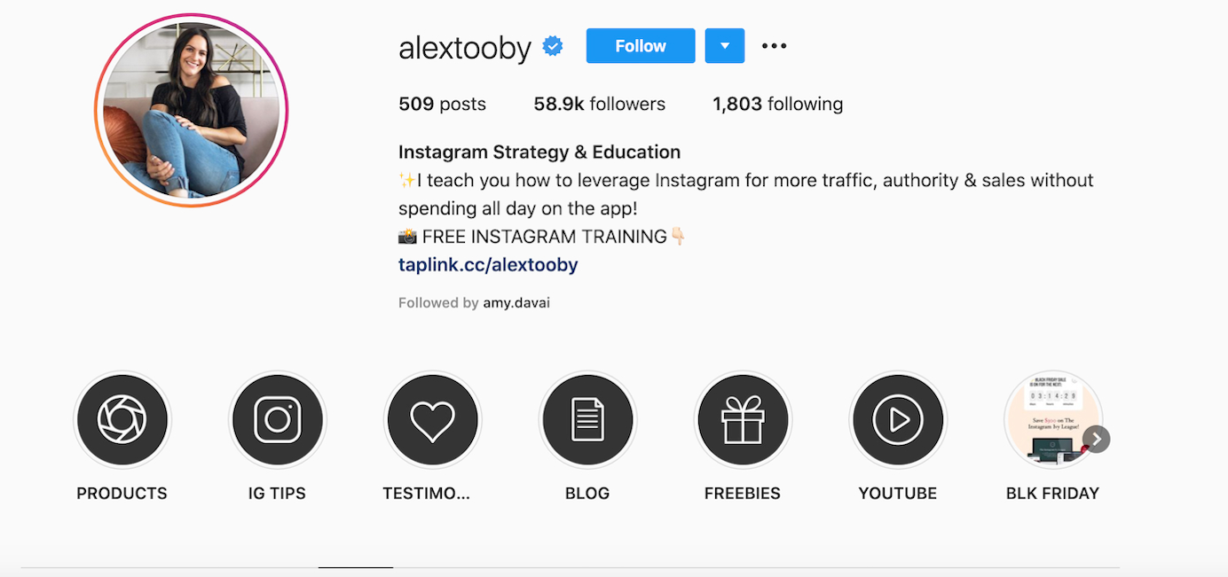 Alex Tooby promociona un curso de vídeo online gratuito en su biografía de Instagram con un CTA difícil de olvidar